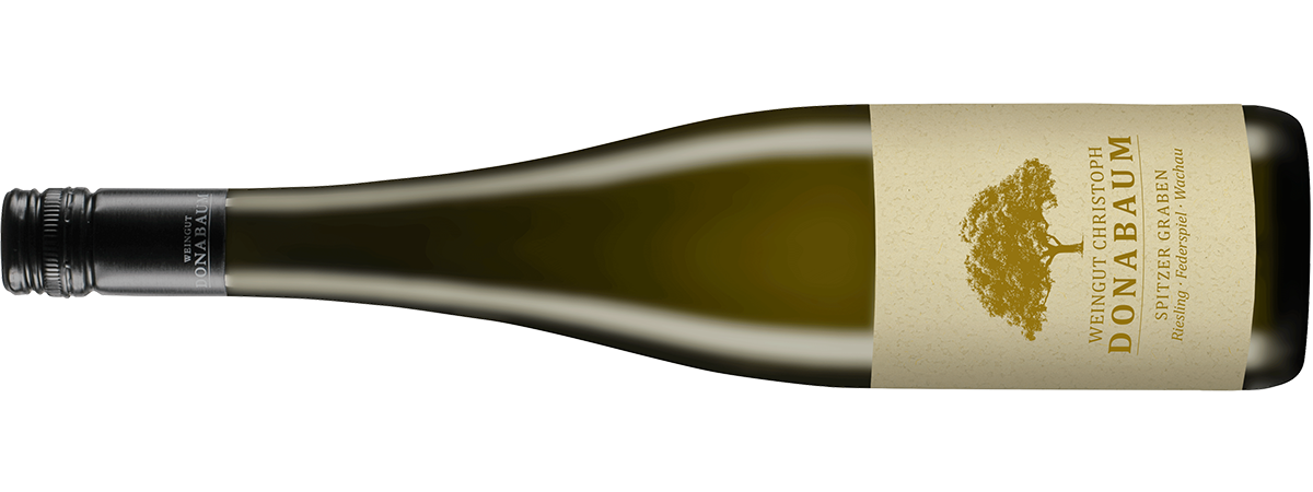 Liegende grüne Weinflasche mit beigem Etikett und braunem Logo darauf Riesling Federspiel Spitzer Graben