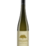Braune Weinflasche mit beigem Etikett und braunem Logo darauf