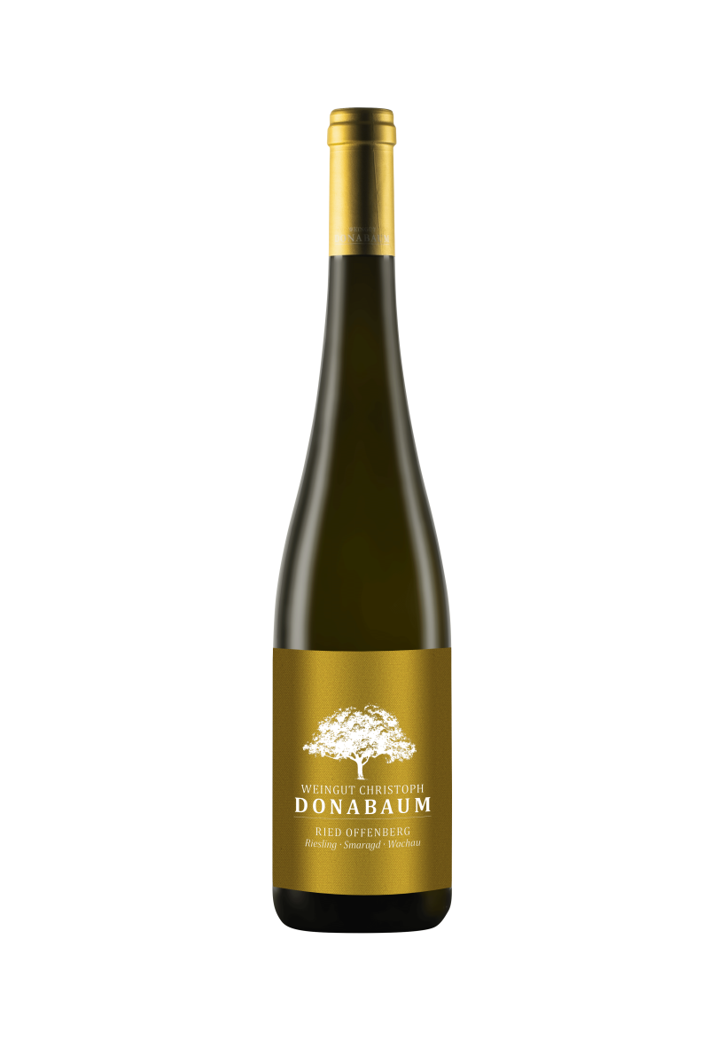 Braune Weinflasche mit goldenem Etikett und weißem Logo darauf Riesling Smaragd Ried Offenberg