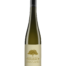 Braune Weinflasche mit beigem Etikett und braunem Logo darauf