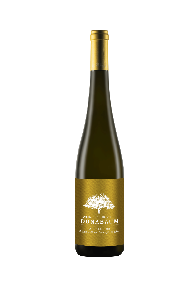 Braune Weinflasche mit goldenem Etikett und weißem Logo darauf Grüner Veltliner Smaragd Alte Kultur