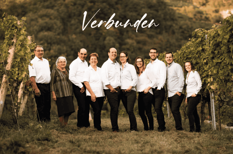 Text Verbunden steht über dem Foto von der Familie Donabaum im Weingarten