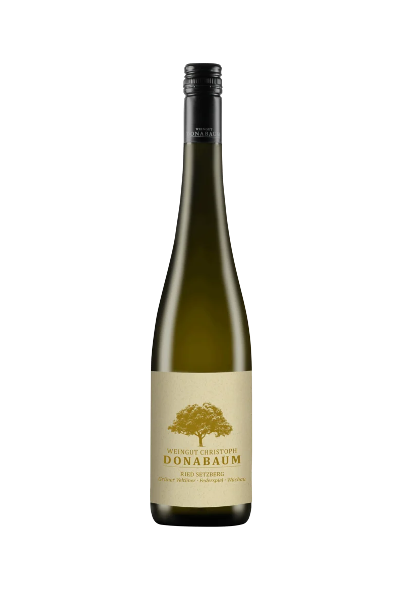 Braune Weinflasche mit beigem Etikett und braunem Logo darauf Grüner Veltliner Federspiel Ried Setzberg