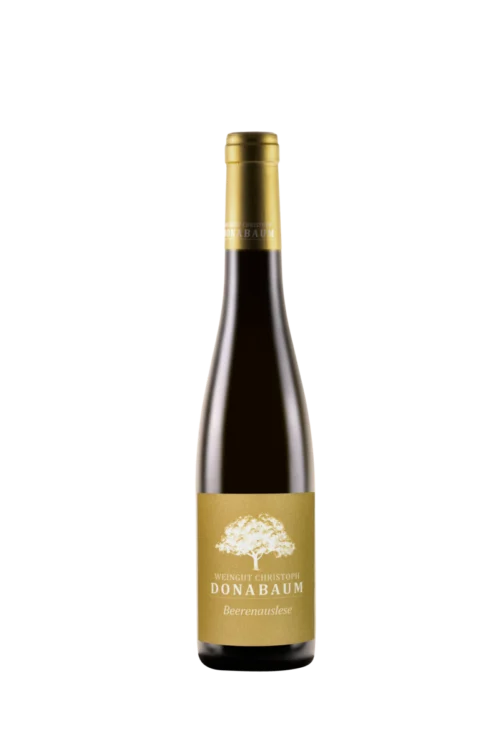 Braune Weinflasche mit goldenem Etikett und wei&szlig;em Logo darauf Beerenauslese