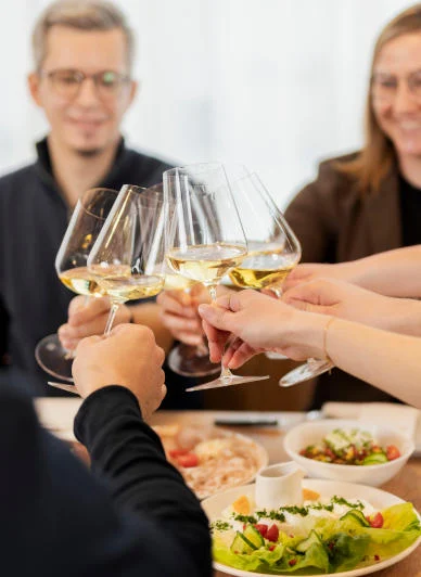 Weingut_Donabaum_Spitz_Achterl_Heurigen2 5 Personen stoßen mit einem Achterl Weißwein zur Heurigenjause an