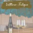 Weinflasche mit goldenem Etikett und weißem Baum darauf und 2 gefüllte Weingläser, Schriftzug "Veltliner-Trilogie"